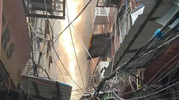 दिल्ली : करोल बाग के गफ्फार मार्केट में भीषण आग, फायर ब्रिगेड की 39 गाड़ियां मौके पर